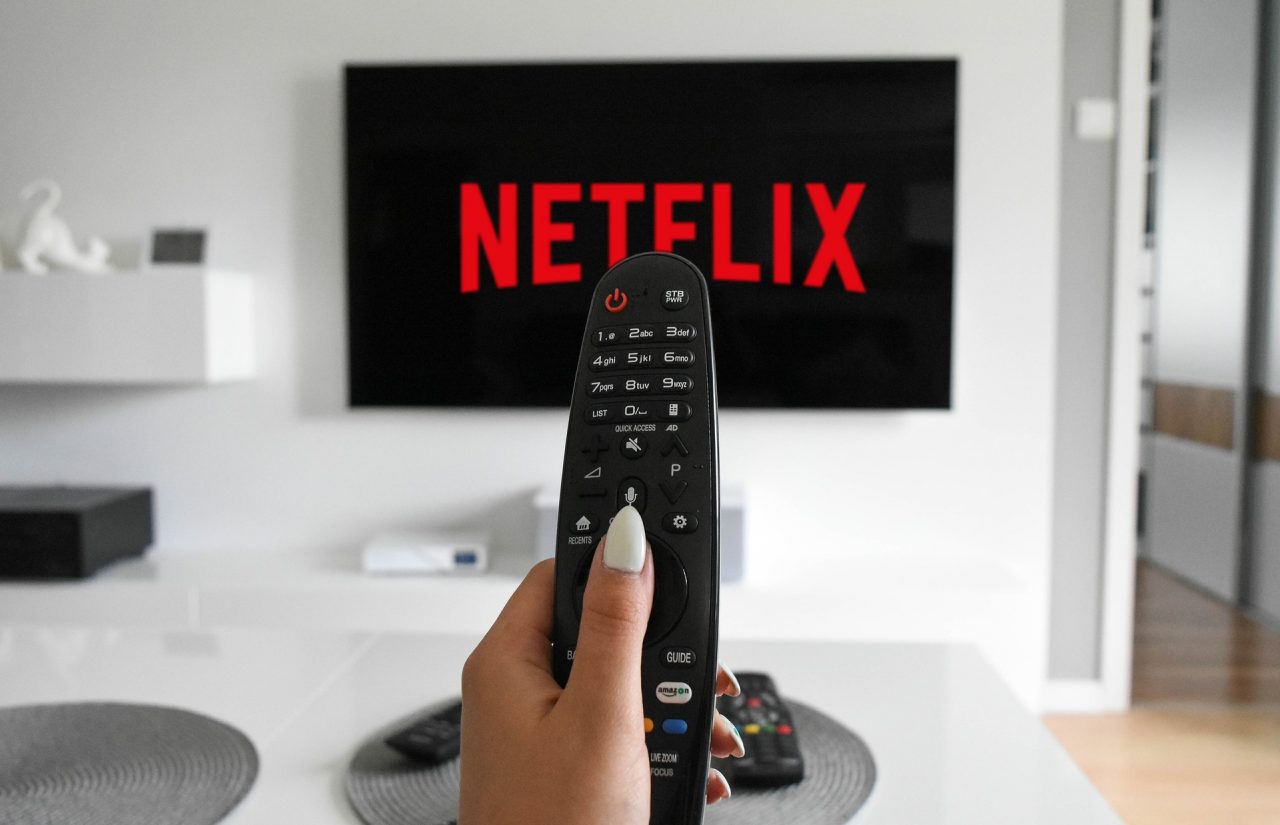 Does Netflix start spinning when watching a movie? - Palm Springs